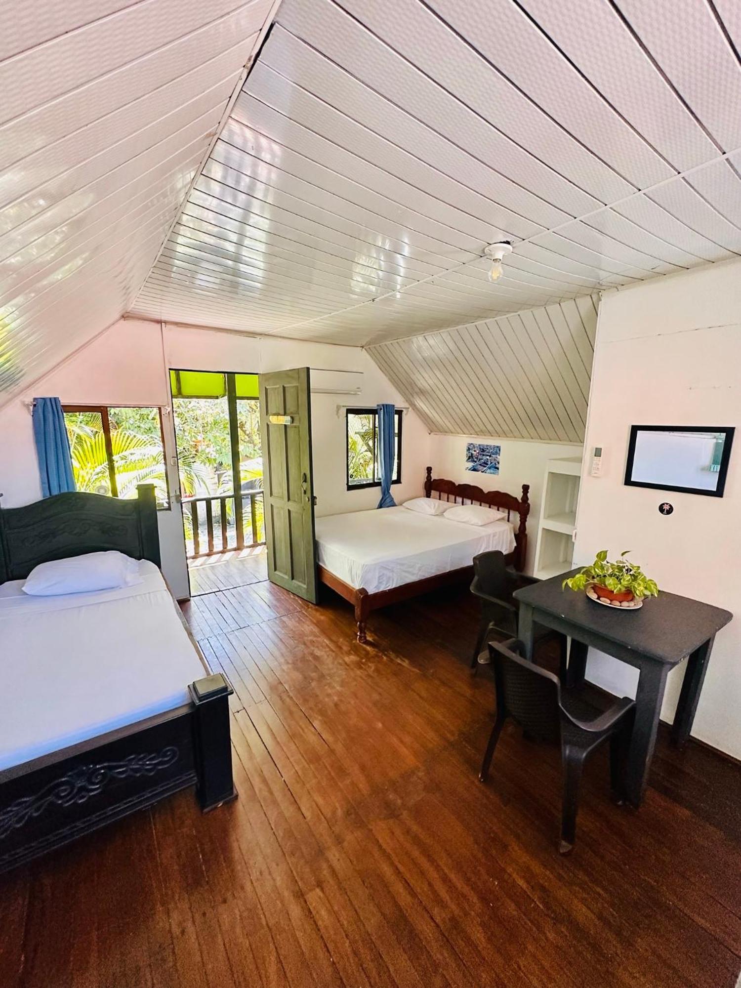 Surf Paradise Hotel *